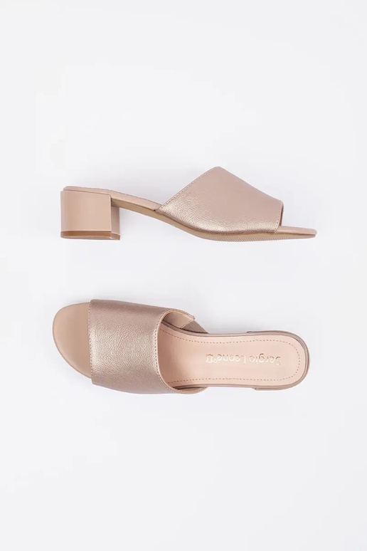 Chinelos cor areia de salto alto...