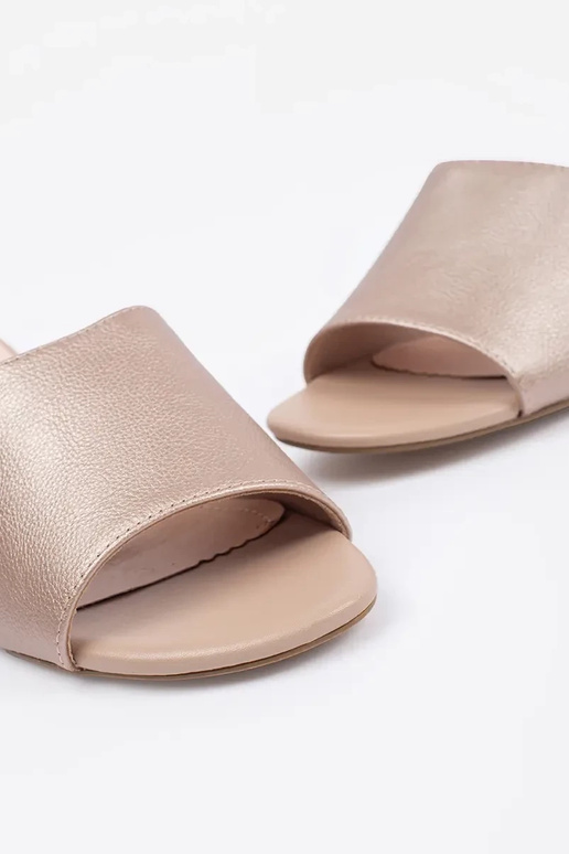 Chinelos cor areia de salto alto...