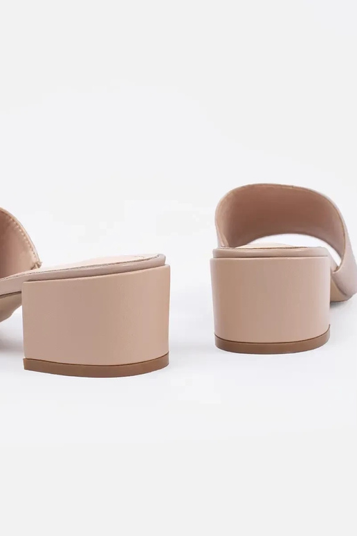 Chinelos cor areia de salto alto...