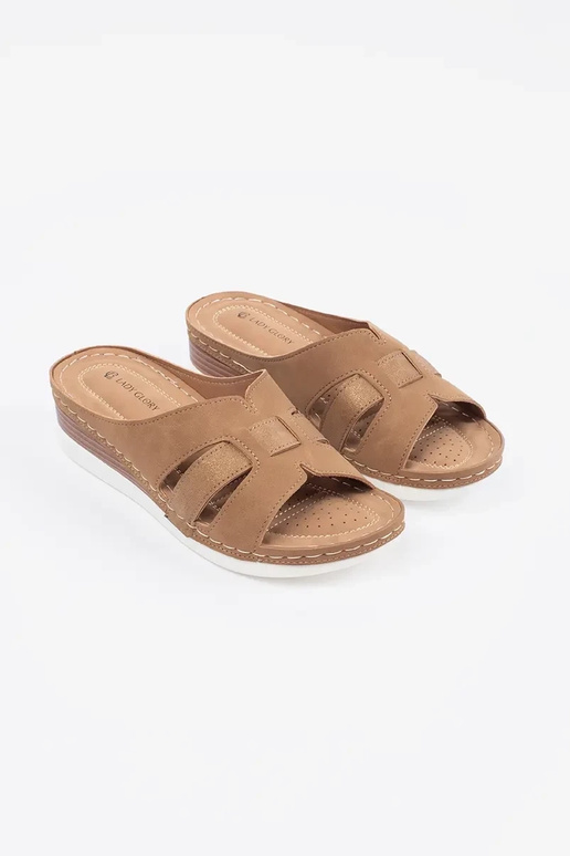 Chinelos confortáveis de salto baixo...