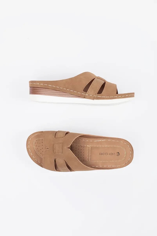 Chinelos confortáveis de salto baixo...