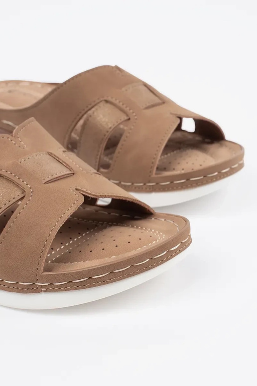 Chinelos confortáveis de salto baixo...