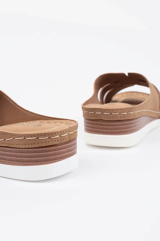 Chinelos confortáveis de salto baixo...