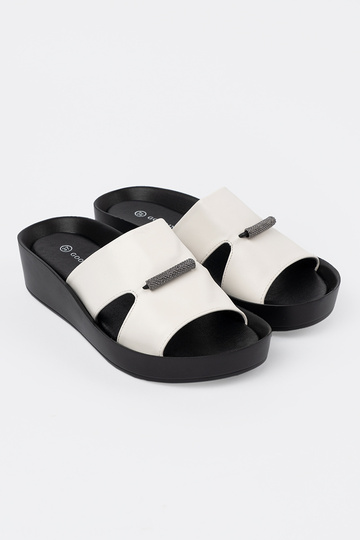 Chinelos brancos e pretos... 2