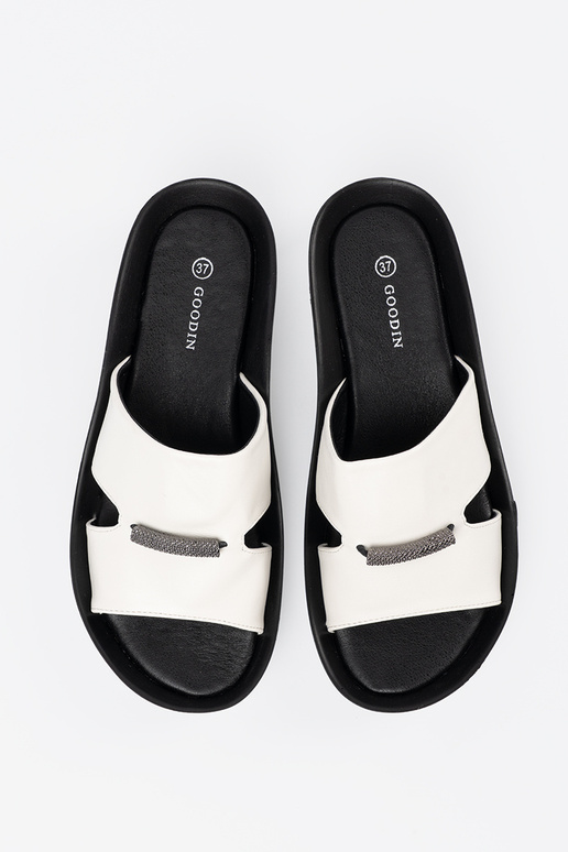 Chinelos brancos e pretos em baixo salto