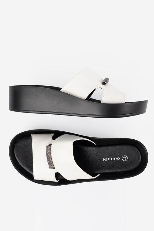 Chinelos brancos e pretos em baixo salto