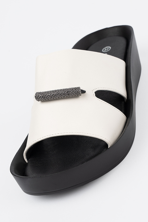 Chinelos brancos e pretos em baixo salto