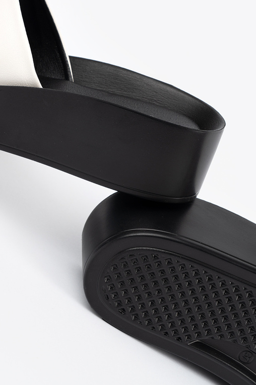 Chinelos brancos e pretos em baixo salto