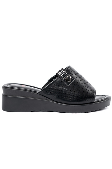 Chinelos vazados com...