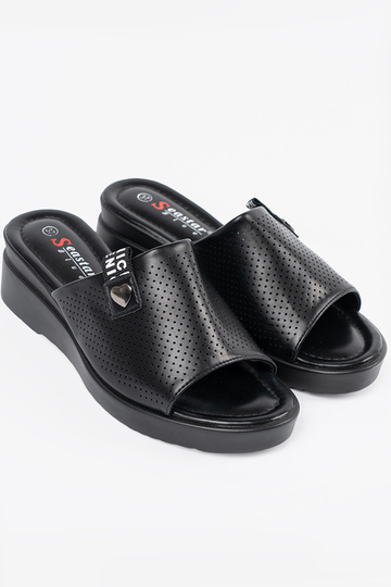 Chinelos vazados com... 2