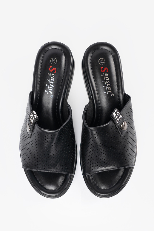 Chinelos vazados com plataforma na... Chinelos vazados com plataforma na...