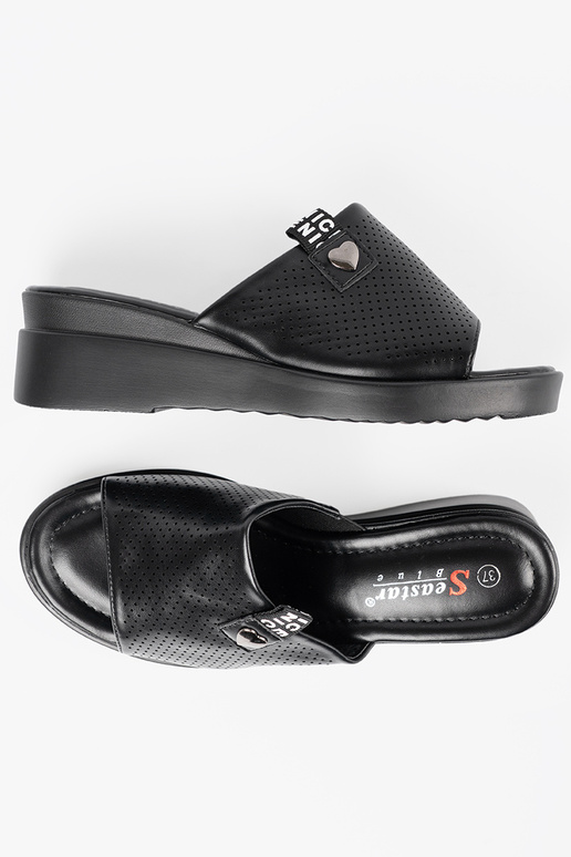 Chinelos vazados com plataforma na... Chinelos vazados com plataforma na...