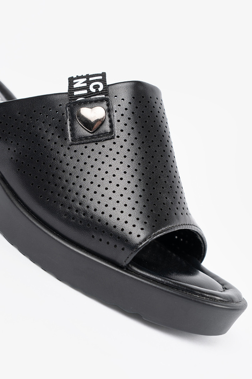 Chinelos vazados com plataforma na... Chinelos vazados com plataforma na...