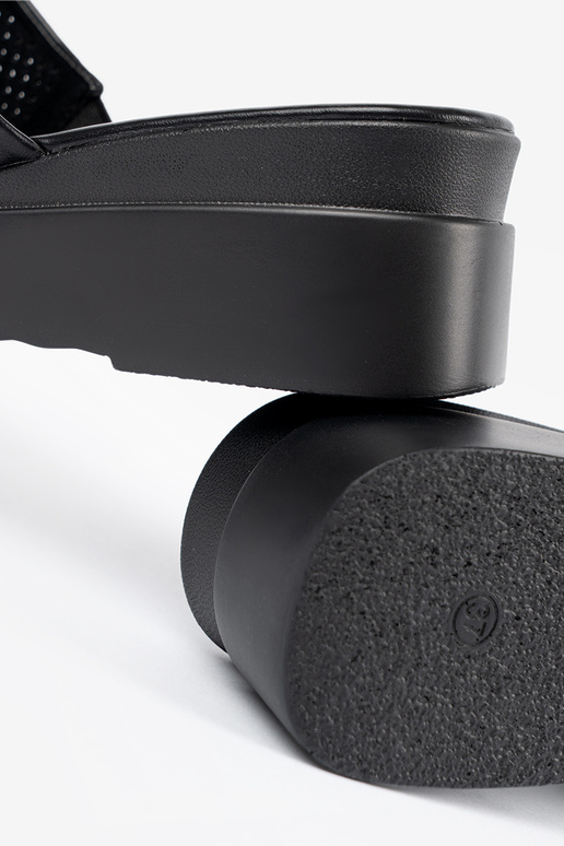 Chinelos vazados com plataforma na... Chinelos vazados com plataforma na...