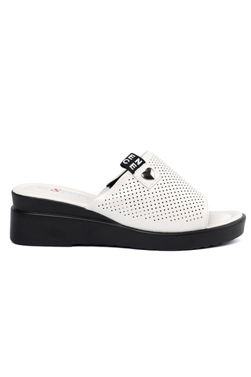 Chinelos vazados com...