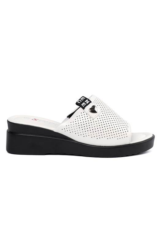 Chinelos vazados com plataforma na... Chinelos vazados com plataforma na...