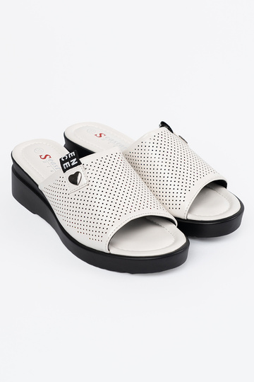 Chinelos vazados com... 2