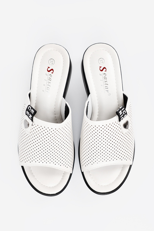 Chinelos vazados com plataforma na... Chinelos vazados com plataforma na...