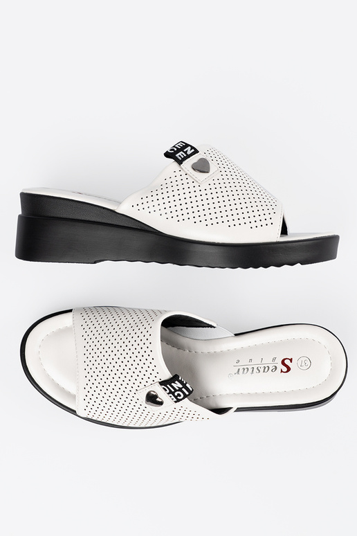 Chinelos vazados com plataforma na... Chinelos vazados com plataforma na...