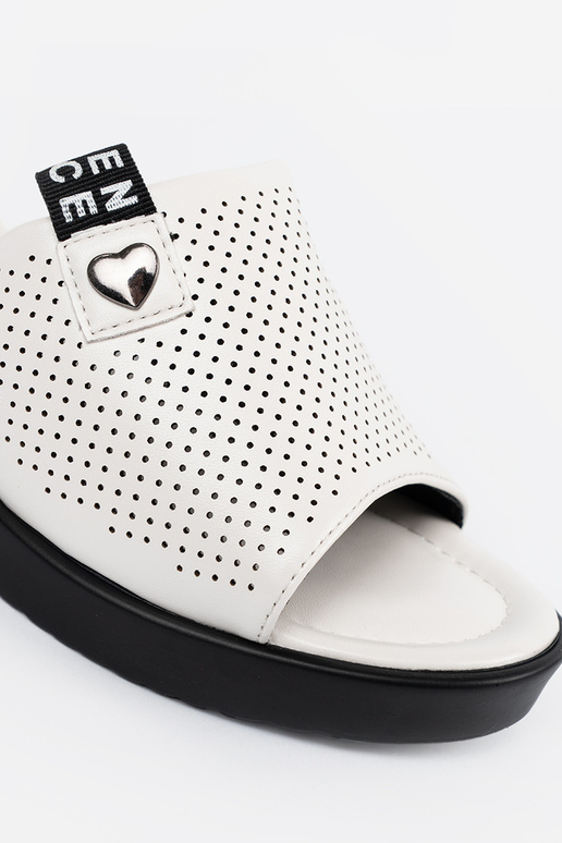 Chinelos vazados com plataforma na... Chinelos vazados com plataforma na...