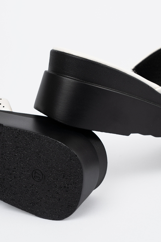 Chinelos vazados com plataforma na... Chinelos vazados com plataforma na...