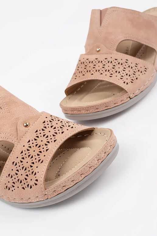 Chinelos de salto baixo cor rosa pó