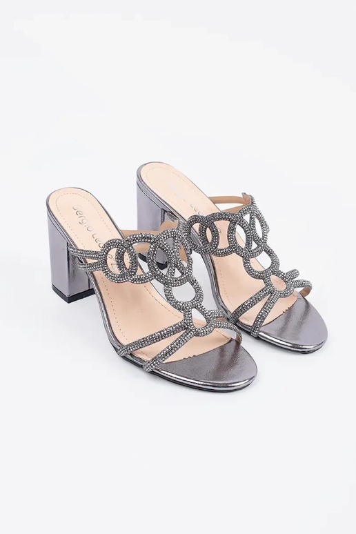 Chinelos prateados de salto alto...