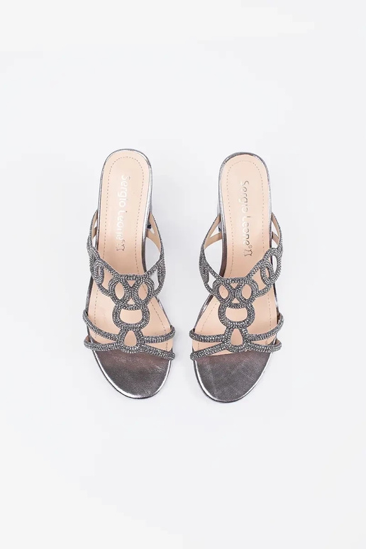 Chinelos prateados de salto alto...