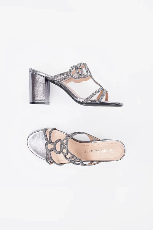 Chinelos prateados de salto alto...