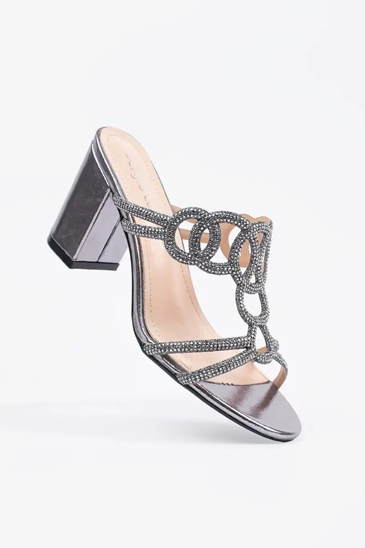 Chinelos prateados de salto alto...