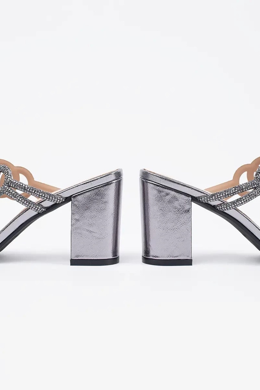 Chinelos prateados de salto alto...