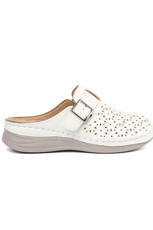 Chinelos com dedos fechados e fivela...