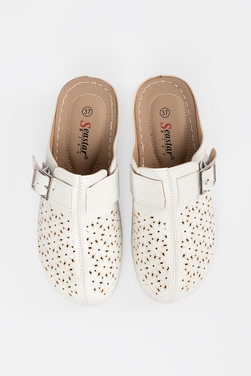 Chinelos com dedos fechados e fivela...