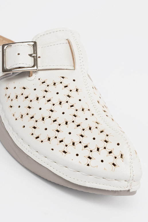 Chinelos com dedos fechados e fivela...