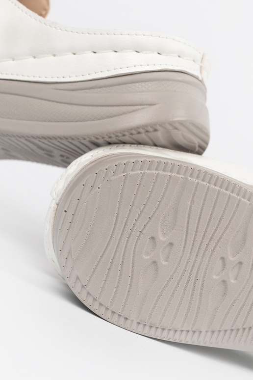 Chinelos com dedos fechados e fivela...