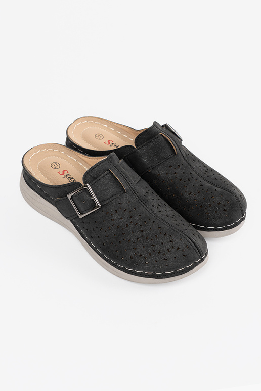 Chinelos com dedos fechados e fivela...