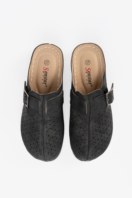 Chinelos com dedos fechados e fivela...