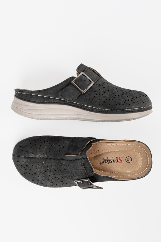 Chinelos com dedos fechados e fivela...