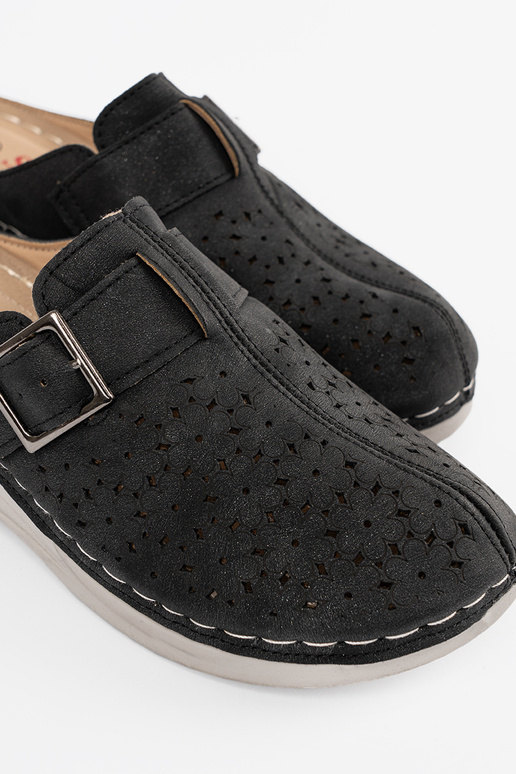 Chinelos com dedos fechados e fivela...