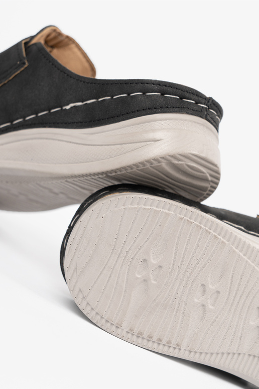 Chinelos com dedos fechados e fivela...