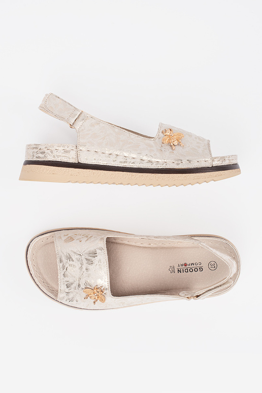 Sandálias bege com plataforma e fivela Sandálias bege com plataforma e fivela