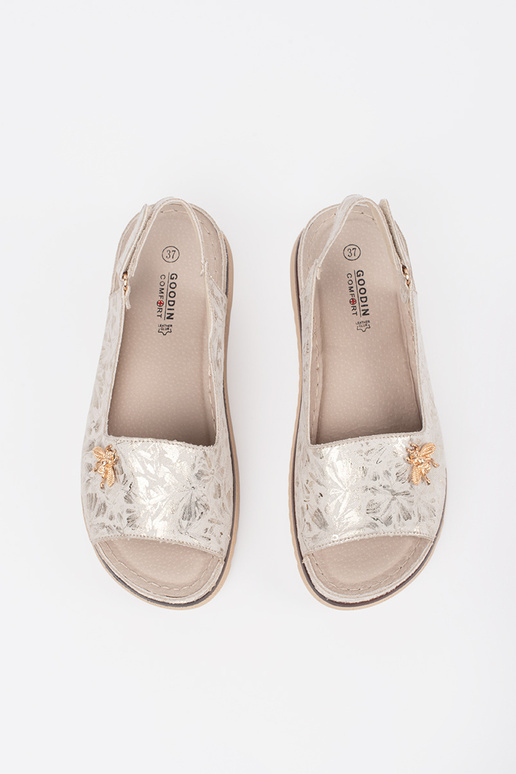 Sandálias bege com plataforma e fivela Sandálias bege com plataforma e fivela