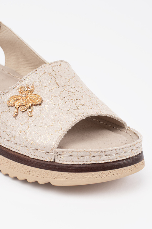 Sandálias bege com plataforma e fivela