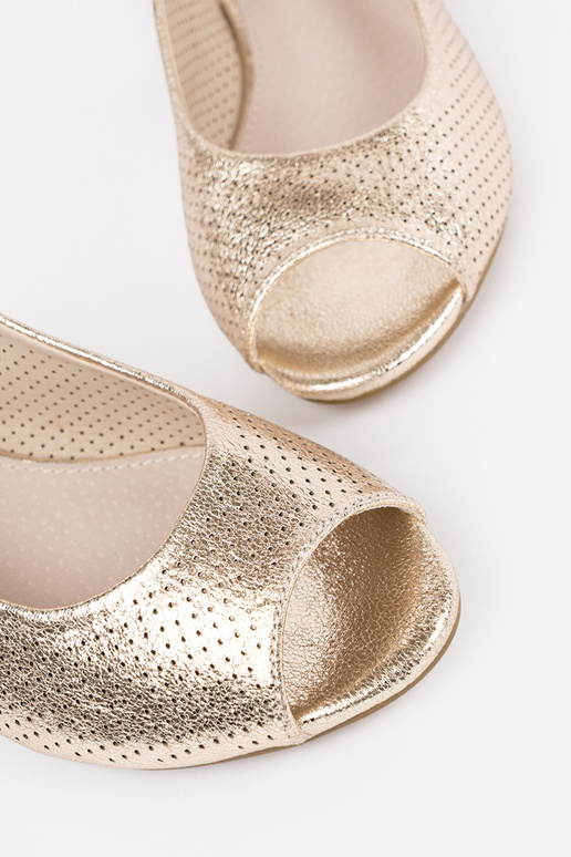 Sandálias femininas douradas rendadas... Sandálias femininas douradas rendadas...