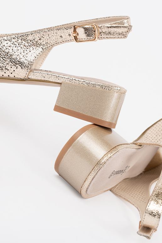 Sandálias femininas douradas rendadas... Sandálias femininas douradas rendadas...