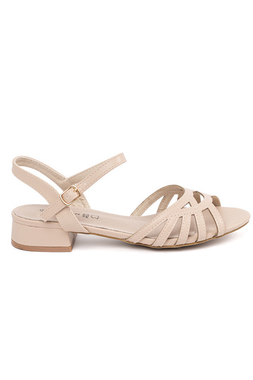 Sandálias na cor areia