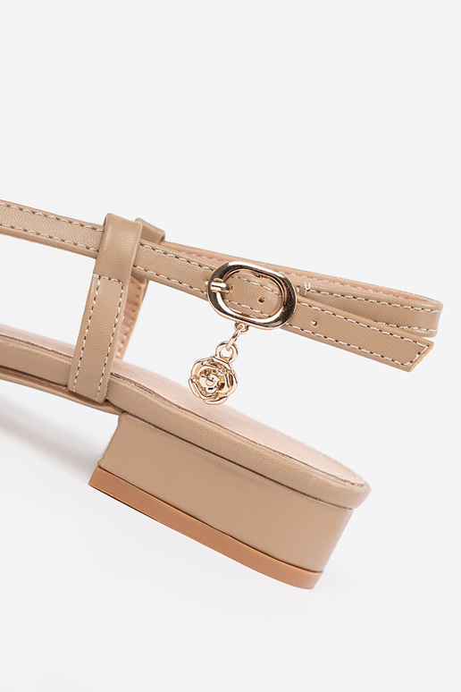 Sandálias em tom de cinza escuro com... Sandálias em tom de cinza escuro com...