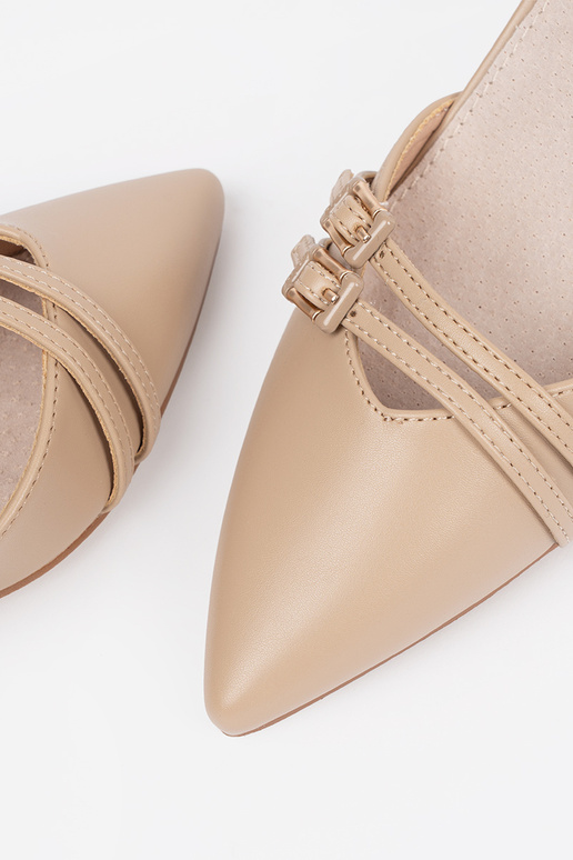 Sapatos de salto na cor areia Sapatos de salto na cor areia