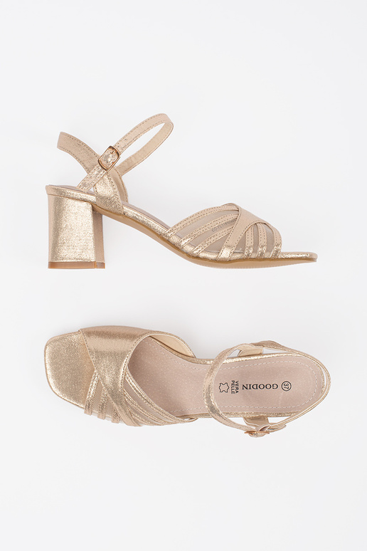 Sandálias douradas brilhantes com salto Sandálias douradas brilhantes com salto