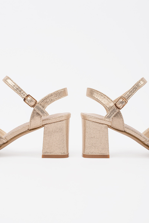 Sandálias douradas brilhantes com salto Sandálias douradas brilhantes com salto